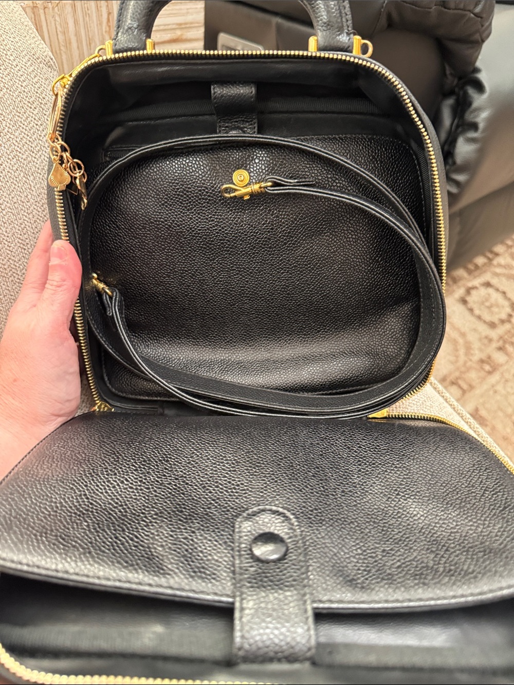 Pre owned luxury CHANEL Black Quilted CC Vanity Bag with Gold Hardware - Picture 6 of 12